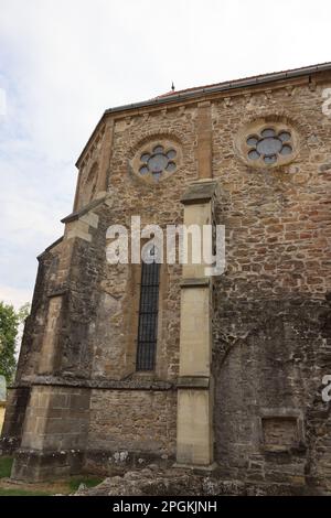 Vue extérieure sur les vitraux ronds de l'église du monastère de Cârța Banque D'Images