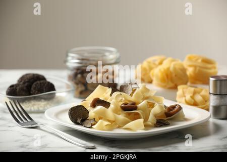 Tagliatelle savoureuse à la truffe sur une table en marbre blanc Banque D'Images