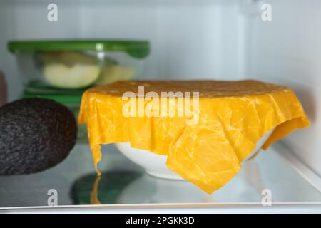 Produits emballés avec du papier d'emballage pour aliments Beeswax sur la tablette du réfrigérateur, gros plan Banque D'Images