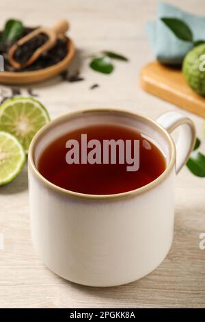 Tasse de délicieux thé bergamote sur table en bois blanc, en gros plan Banque D'Images