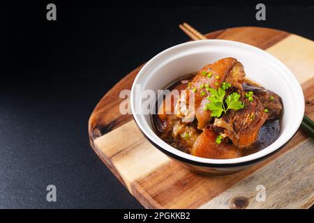 Food concept Spot Focus porc braisé asiatique maison à 5 épices sur fond noir avec espace de copie Banque D'Images