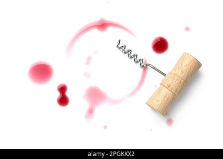 Coloration rouge du verre à vin et de la tire-bouchon sur fond blanc, vue de dessus Banque D'Images