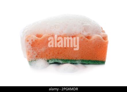 Éponge de nettoyage orange avec mousse sur fond blanc Banque D'Images