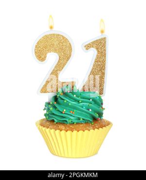 21th anniversaire. Délicieux cupcake avec des bougies en forme de nombre pour venir de la fête d'âge sur fond blanc Banque D'Images