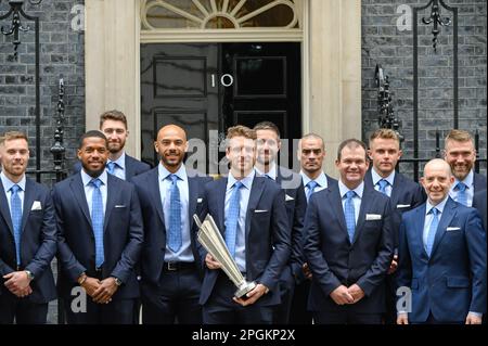 L'équipe de cricket de l'Angleterre T20 après avoir assisté à une réception avec le Premier ministre Rishi Sunak au 10 Downing Street, pour célébrer la victoire du World T20 tro Banque D'Images