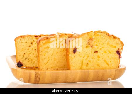 Trois morceaux de gâteau aux raisins maison parfumé sur un plateau en bambou, macro, isolé sur fond blanc. Banque D'Images