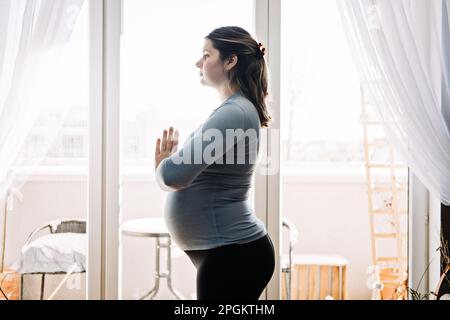 Avantages du yoga prénatal pour les femmes enceintes, y compris le soulagement du stress et une meilleure flexibilité. yoga prénatal pour le troisième trimestre à la maison. Pose pour Banque D'Images