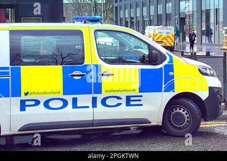 Glasgow, Écosse, Royaume-Uni 23rd mars 2023. Météo au Royaume-Uni: Humide dans le centre-ville après-midi vu les habitants de la région prendre les rues. Forte présence policière sur la place St enoch pour arrêter le trafic de drogue sur la passerelle de clyde à côté de la rivière. Crédit Gerard Ferry/Alay Live News Banque D'Images