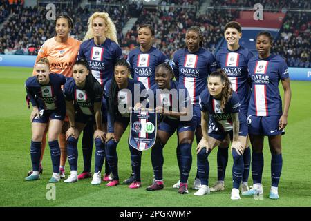 PARIS, FRANCE - MARS 22: Womes football Match Paris Saint-Germain v VfL Wolfsburg, 0:1 : quart-finale 1st jambe - UEFA Women's Champions League. PSG line up, joueurs: #50 Sarah BOUHADDI, gardien de PSG, #12 Ashley LAWRENCE, #5 Elisa DE ALMEIDA , #7 Sakina KARCHAOUI, #8 Grace GEYORO (C) ,#10 Ramona BACHMANN ,#14 Kheira HAMRAOUI ,#6 Oriane JEAN-FRANÇOIS ,#11 Kadidiatou DIANI ,#21 Sandy BALTIMORE ,#24 Jackie GROENEN lors du quart-finale 1st de la Ligue des champions de l'UEFA entre le PSG - Paris Saint-Germain et LE Parc des Princes de Vsburg à 22 mars 2023, WolffL France. frais Banque D'Images