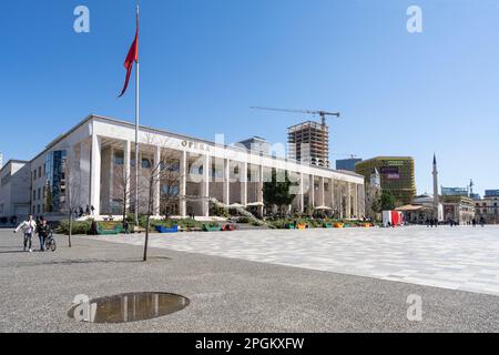 Tirana, Albanie. Mars 2023. Vue extérieure du Théâtre national d'opéra et de ballet de Tirana, sur la place Skenderbej, dans le centre-ville Banque D'Images