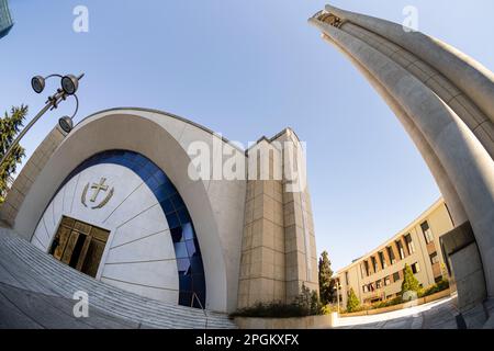 Tirana, Albanie. Mars 2023. Vue extérieure Cathédrale de la Résurrection du Christ Eglise orthodoxe dans le centre-ville Banque D'Images