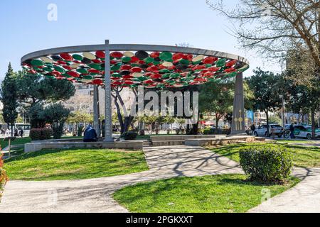 Tirana, Albanie. Mars 2023. Vue sur le monument de l'amitié dans un parc du centre-ville Banque D'Images