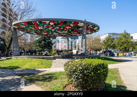 Tirana, Albanie. Mars 2023. Vue sur le monument de l'amitié dans un parc du centre-ville Banque D'Images