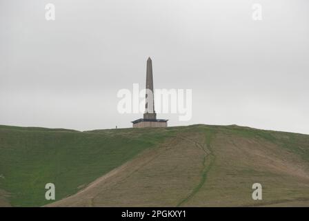 Le Monument de Lansdowne (également connu sous le nom de Monument Chervil) avec le Cheval blanc de Chervil, dans la campagne du Wiltshire, en Angleterre, le 10 octobre 2011. Banque D'Images