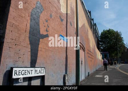 La fresque « My Town, My World » sur les marches du théâtre Wyvern, Regent place, Swindon. Banque D'Images