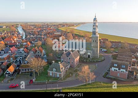 Aérienne de la ville historique Hindeloopen à l'Ijsselmeer aux pays-Bas Banque D'Images