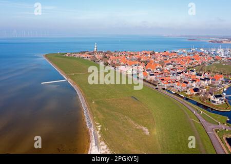 Aérienne de la ville historique Hindeloopen à l'Ijsselmeer aux pays-Bas Banque D'Images