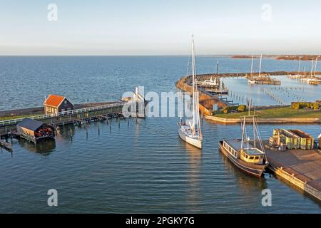 Aérienne du voilier arrivant dans le petit port de Hindeloopen en Frise, pays-Bas Banque D'Images