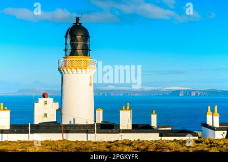 Le phare de Dunnet Head, le point le plus au nord du continent britannique. Caithness, Écosse, Royaume-Uni. L'île de Hoy, Orkney, au loin. Banque D'Images