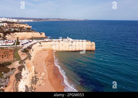 Aérienne depuis la côte de l'Algarve à l'église Senhora de Nossa à Armacao de Pera Portugal Banque D'Images