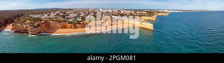 Panorama aérien depuis la côte de l'Algarve à l'église Senhora de Nossa à Armacao de Pera Portugal Banque D'Images