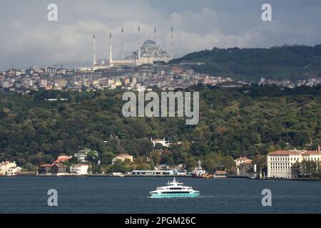 Un ferry pour passagers traversant le détroit du Bosphore, près du quartier d'Uskudar, du côté asiatique d'Istanbul, en Turquie / Turkiye. Banque D'Images