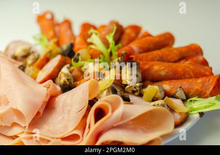 Une assiette froide préparée pour la fête avec chorizo tranché, jambon et saucisses, un ensemble de coupes froides Banque D'Images