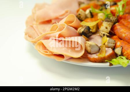 Une assiette froide préparée pour la fête avec chorizo tranché, jambon et saucisses, un ensemble de coupes froides Banque D'Images