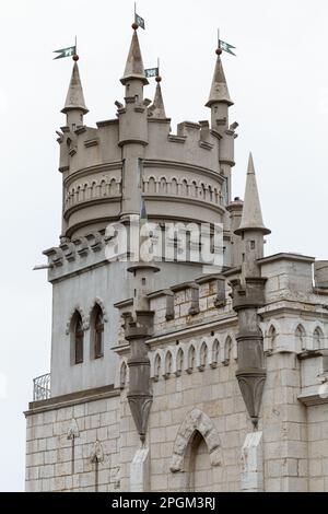 Extérieur du Swalws Nest, l'un des monuments les plus populaires de Crimée. Construit en 1912, c'est l'un des châteaux néo-gothiques fantastiques près de Yalta, Banque D'Images