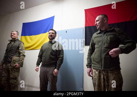 Kharkiv, Ukraine. 23rd mars 2023. Le président ukrainien Volodymyr Zelenskyy, au centre, s'adresse aux soldats lors d'une visite dans la région de Kherson, à 23 mars 2023, à Posad-Pokrovske, oblast de Kherson, en Ukraine. Crédit: Pool photo/Bureau de presse présidentiel ukrainien/Alamy Live News Banque D'Images