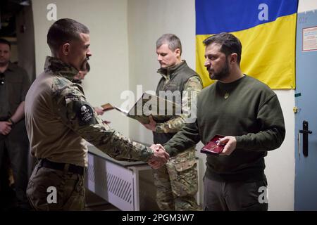 Kharkiv, Ukraine. 23rd mars 2023. Le président ukrainien Volodymyr Zelenskyy, à droite, décerne des médailles aux soldats lors d’une visite dans la région de Kherson, à 23 mars 2023, à Posad-Pokrovske, oblast de Kherson, en Ukraine. Crédit: Pool photo/Bureau de presse présidentiel ukrainien/Alamy Live News Banque D'Images