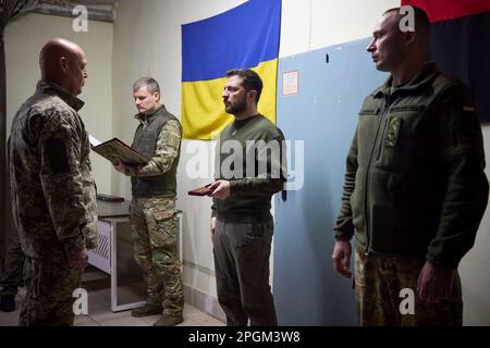 Kharkiv, Ukraine. 23rd mars 2023. Le président ukrainien Volodymyr Zelenskyy, au centre, décerne des médailles aux soldats lors d’une visite dans la région de Kherson, à 23 mars 2023, à Posad-Pokrovske, oblast de Kherson, en Ukraine. Crédit: Pool photo/Bureau de presse présidentiel ukrainien/Alamy Live News Banque D'Images