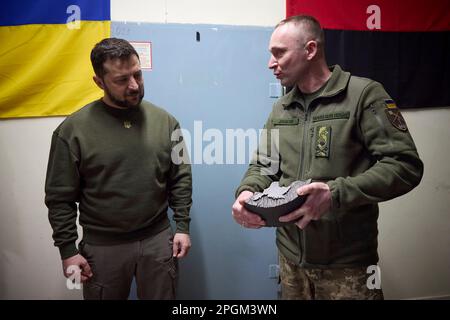 Kharkiv, Ukraine. 23rd mars 2023. Le président ukrainien Volodymyr Zelenskyy, au centre, s'adresse aux soldats lors d'une visite dans la région de Kherson, à 23 mars 2023, à Posad-Pokrovske, oblast de Kherson, en Ukraine. Crédit: Pool photo/Bureau de presse présidentiel ukrainien/Alamy Live News Banque D'Images