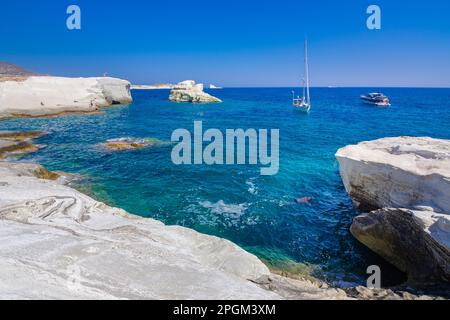 Dans les falaises de craie blanche, Sarakiniko île de Milos, Cyclades, en Grèce. Banque D'Images