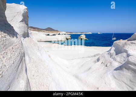 Dans les falaises de craie blanche, Sarakiniko île de Milos, Cyclades, en Grèce. Banque D'Images