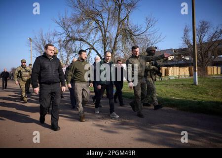 Kharkiv, Ukraine. 23rd mars 2023. Le président ukrainien Volodymyr Zelenskyy, 2nd ans à gauche, inspecte les dégâts causés par les attaques russes à la roquette lors d'une visite dans la région de Kherson, à 23 mars 2023, à Posad-Pokrovske, oblast de Kherson, en Ukraine. Crédit: Pool photo/Bureau de presse présidentiel ukrainien/Alamy Live News Banque D'Images