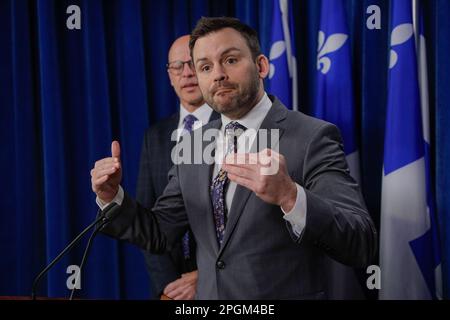 Le chef du Parti québécois Paul St-Pierre Plamondon prend des gestes lorsqu'il parle aux médias à l'Assemblée nationale à Québec jeudi 26 janvier 2023. Banque D'Images