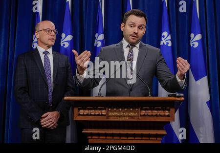 Flanqué de Joel Arseneau, le chef du Parti québécois, Paul St-Pierre Plamondon, prend des gestes lorsqu'il parle aux médias à l'Assemblée nationale de Québec, jeudi 26 janvier 2023. Banque D'Images
