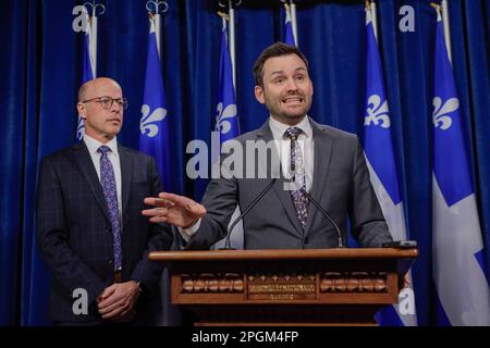 Flanqué de Joel Arseneau, le chef du Parti québécois, Paul St-Pierre Plamondon, prend des gestes lorsqu'il parle aux médias à l'Assemblée nationale de Québec, jeudi 26 janvier 2023. Banque D'Images