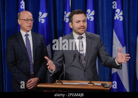Flanqué de Joel Arseneau, le chef du Parti québécois, Paul St-Pierre Plamondon, prend des gestes lorsqu'il parle aux médias à l'Assemblée nationale de Québec, jeudi 26 janvier 2023. Banque D'Images
