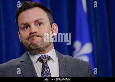 Le chef du Parti québécois Paul St-Pierre Plamondon prend des gestes lorsqu'il parle aux médias à l'Assemblée nationale à Québec jeudi 26 janvier 2023. Banque D'Images