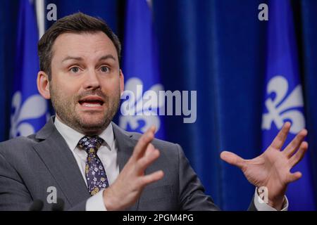 Le chef du Parti québécois Paul St-Pierre Plamondon prend des gestes lorsqu'il parle aux médias à l'Assemblée nationale à Québec jeudi 26 janvier 2023. Banque D'Images