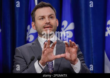 Le chef du Parti québécois Paul St-Pierre Plamondon prend des gestes lorsqu'il parle aux médias à l'Assemblée nationale à Québec jeudi 26 janvier 2023. Banque D'Images