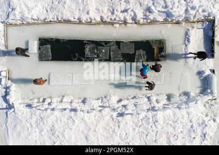 Les blocs de glace sont retirés d'un lac avant que le nageur de glace ne se délare dans l'eau froide au sud de Québec 12 mars 2023. Banque D'Images