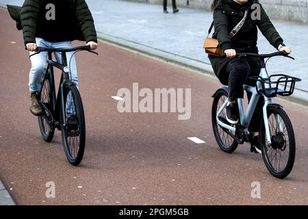 AMSTERDAM - vélos électriques dans la circulation. Beaucoup d'Amsterdam s'inquiètent de la sécurité routière, la raison principale étant l'augmentation du nombre de vélos électroniques et de scooters. ANP RAMON VAN FLYMEN pays-bas sortie - belgique sortie Banque D'Images