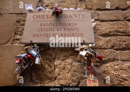 Serrures d'amour liées au signe pour l'église de Dante. Dante Alighieri, auteur de la Divine Comédie, une Florentine qui a été envoyée en exil. Banque D'Images