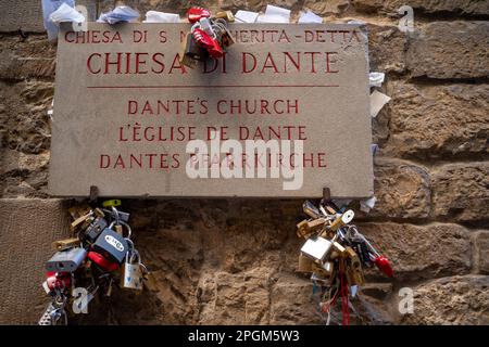 Serrures d'amour liées au signe pour l'église de Dante. Dante Alighieri, auteur de la Divine Comédie, une Florentine qui a été envoyée en exil. Banque D'Images