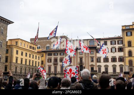 Défilé et lancement de drapeau sur la Piazza della Signoria le 18 2023 février en l'honneur d'Anna Maria Luisa de Medici - le dernier Medici. Banque D'Images