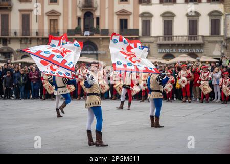 Défilé et lancement de drapeau sur la Piazza della Signoria le 18 2023 février en l'honneur d'Anna Maria Luisa de Medici - le dernier Medici. Banque D'Images