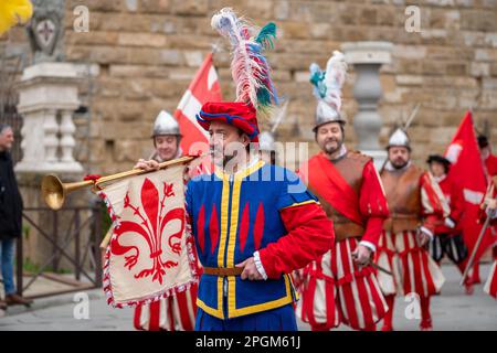 Défilé et lancement de drapeau sur la Piazza della Signoria le 18 2023 février en l'honneur d'Anna Maria Luisa de Medici - le dernier Medici. Banque D'Images